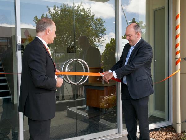  ARANZ Geo Chief Executive Shaun Maloney with Science and Innovation Minister Hon Steven Joyce (L to R).